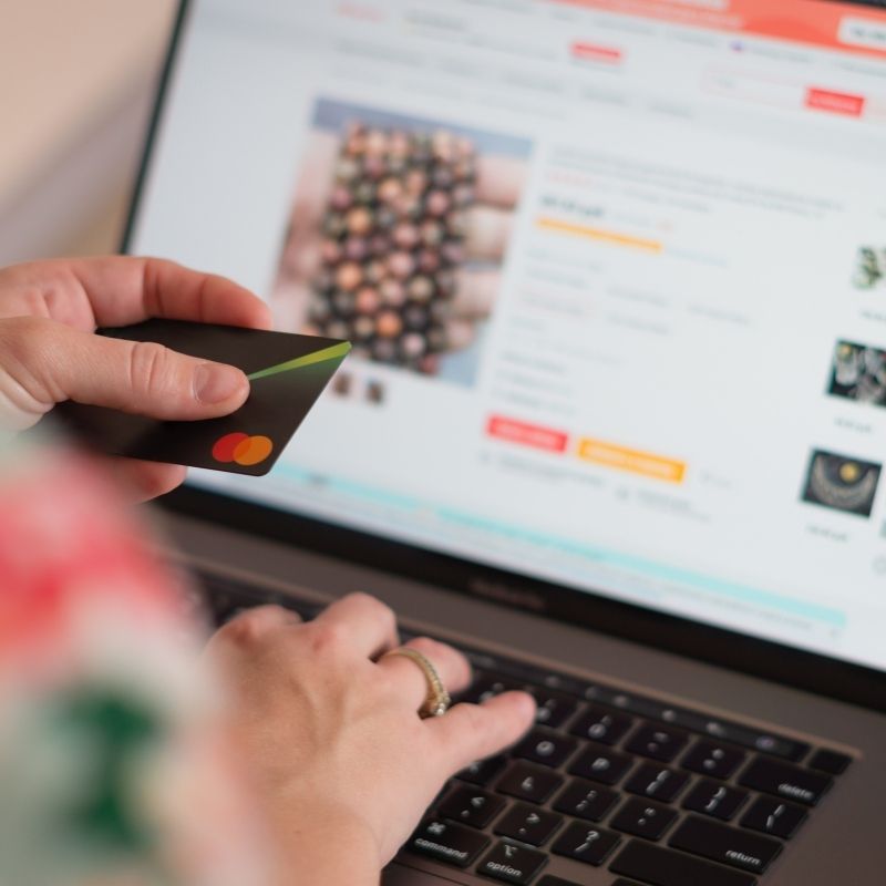 Client effectuant un achat en ligne sur un site e-commerce avec carte bancaire - illustration de la vente sur internet