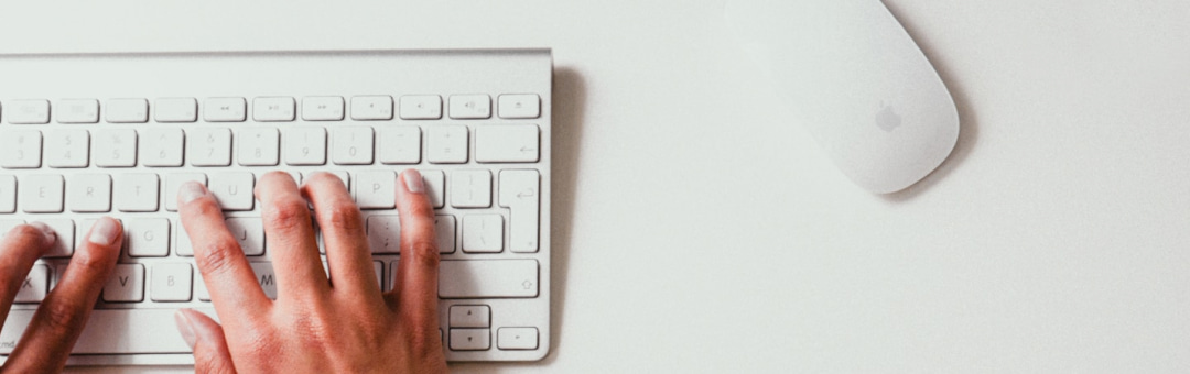 main qui écrit sur un clavier